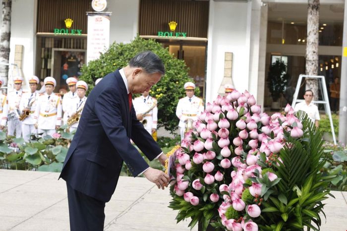 Tổng Bí thư, Chủ tịch nước Tô Lâm, các đồng chí lãnh đạo, nguyên lãnh đạo Đảng, Nhà nước dâng hoa Chủ tịch Hồ Chí Minh tại công viên tượng đài Chủ tịch Hồ Chí Minh (đường Nguyễn Huệ, phường Sài Gòn). Ảnh: Thống Nhất – TTXVN