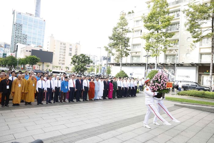 Tổng Bí thư, Chủ tịch nước Tô Lâm, các đồng chí lãnh đạo, nguyên lãnh đạo Đảng, Nhà nước dâng hoa Chủ tịch Hồ Chí Minh tại công viên tượng đài Chủ tịch Hồ Chí Minh (đường Nguyễn Huệ, phường Sài Gòn). Ảnh: Thống Nhất – TTXVN