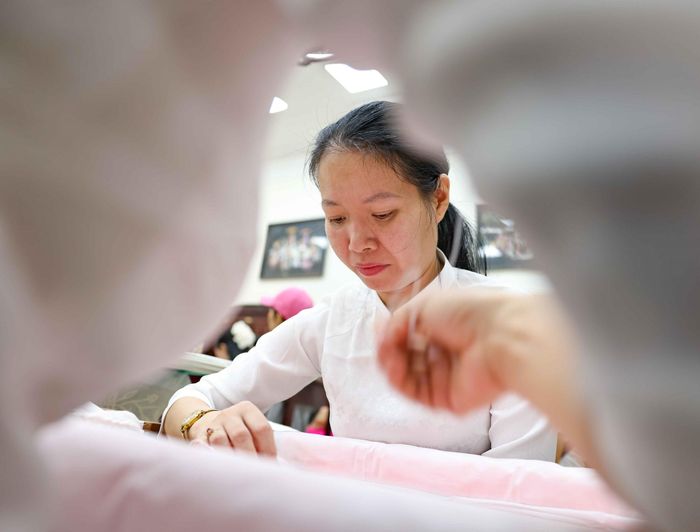 Triển lãm “Cửa Nam giao hòa” do UBND phường Cửa Nam (Hà Nội) tổ chức chào mừng kỷ niệm 80 năm Cách mạng Tháng Tám và Quốc khánh 2/9, ngày 12/8/2025, tại giảng đường hơn trăm tuổi của trường THCS Trưng Vương diễn ra chương trình “Sợi chỉ thời gian”, hướng tới mục tiêu kết nối di sản với đời sống, phát triển công nghiệp văn hóa, đồng thời tôn vinh những giá trị tinh hoa của người Hà Nội. Ảnh: TTXVN