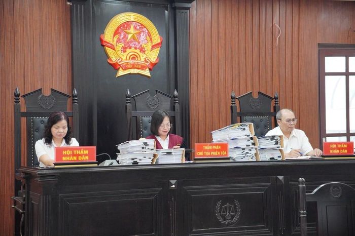 Hội đồng xét xử điều hành phiên tòa