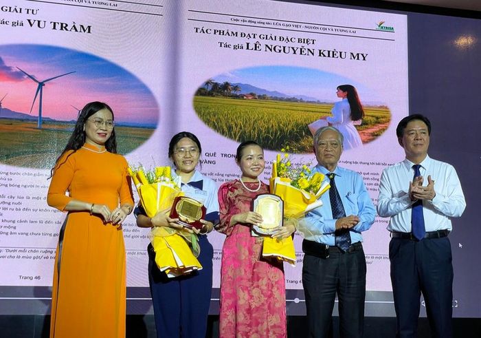 Trao Giải Đặc biệt cho Lê Nguyễn Kiều My - hạng mục thơ (thứ hai, từ trái sang)
