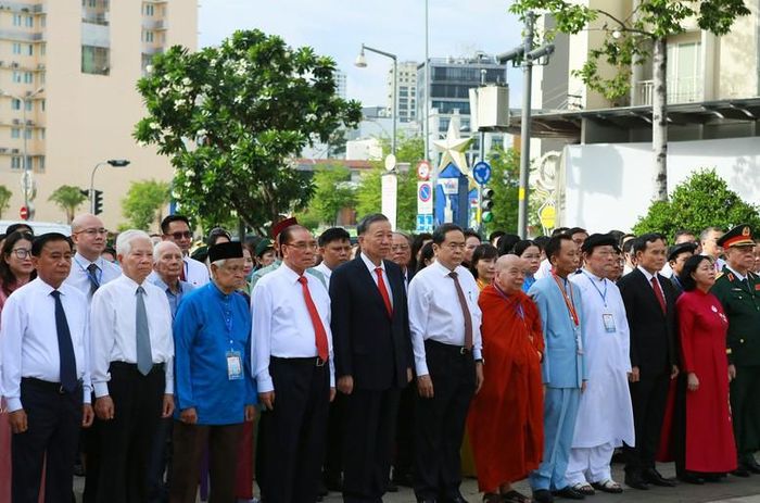 Trong không khí trang nghiêm, các đồng chí lãnh đạo Đảng, Nhà nước và đại biểu dành phút mặc niệm tưởng nhớ, bày tỏ lòng biết ơn sâu sắc đối với Chủ tịch Hồ Chí Minh - Anh hùng giải phóng dân tộc, Danh nhân văn hóa thế giới - Ảnh: VGP/LA
