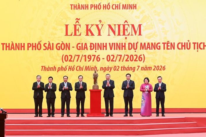 Tổng Bí thư, Chủ tịch nước trao tặng Thành ủy TPHCM tượng Chủ tịch Hồ Chí Minh - Ảnh: VGP/Vũ Phong
