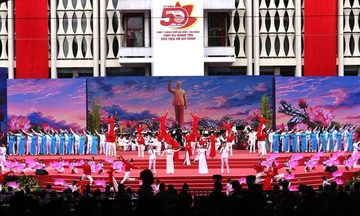 Một tiết mục trong chương trình nghệ thuật đặc biệt "TPHCM - Sáng mãi tên Người" - Ảnh: VGP/LA