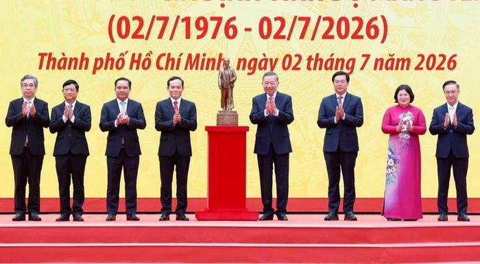 Tổng Bí thư, Chủ tịch nước Tô Lâm trao bức tượng Chủ tịch Hồ Chí Minh tặng Đảng bộ, chính quyền và nhân dân Thành phố Hồ Chí Minh.