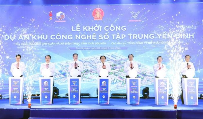 Phó Thủ tướng Hồ Quốc Dũng và các đại biểu khởi công dự án Khu công nghệ số tập trung Yên Bình, tỉnh Thái Nguyên - Ảnh: VGP/Gia Huy
