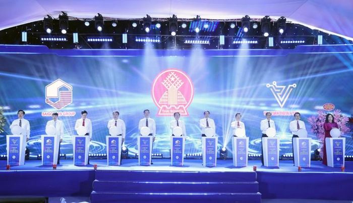 Phó Thủ tướng Hồ Quốc Dũng và các đại biểu khởi công dự án Khu công nghệ số tập trung Yên Bình, tỉnh Thái Nguyên - Ảnh: VGP/Gia Huy