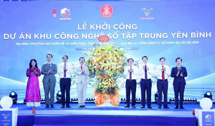 Phó Thủ tướng Hồ Quốc Dũng tặng hoa chúc mừng lãnh đạo tỉnh Thái Nguyên và chủ đầu tư dự án - Ảnh: VGP/Gia Huy