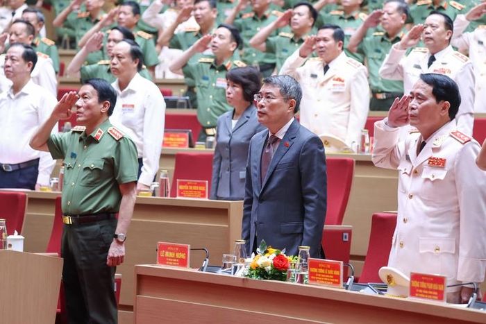 Thủ tướng Lê Minh Hưng và các đại biểu thực hiện nghi lễ Chào cờ - Ảnh: VGP/Nhật Bắc