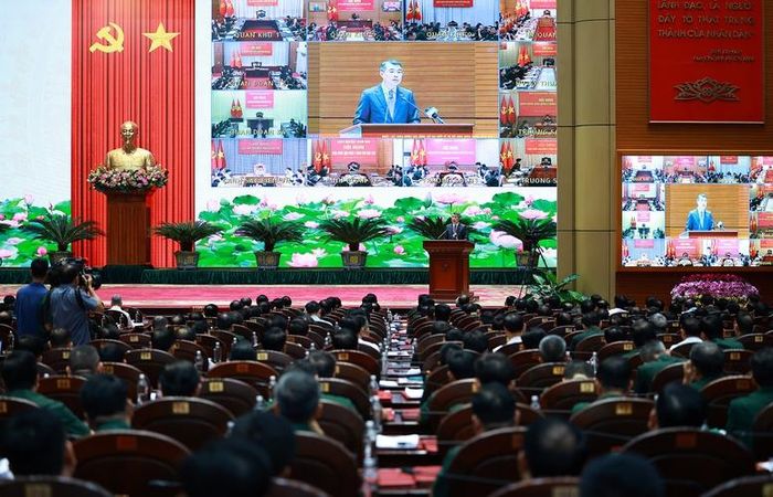 Thủ tướng nhấn mạnh yêu cầu huy động sức mạnh tổng hợp và nâng cao hiệu quả tìm kiếm, quy tập hài cốt liệt sĩ - Ảnh: VGP/Nhật Bắc