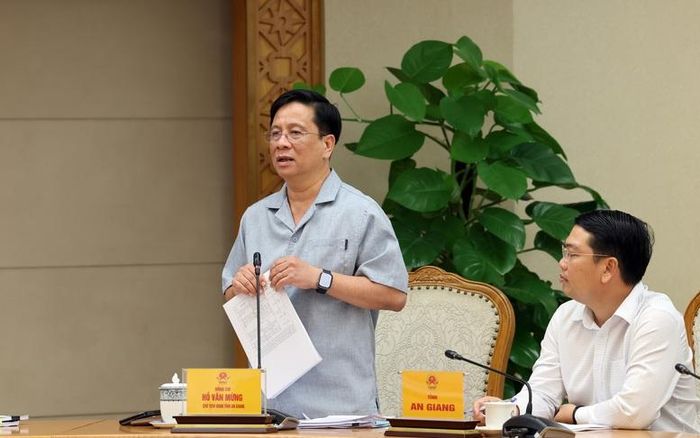 Chủ tịch UBND tỉnh An Giang Hồ Văn Mừng báo cáo tại cuộc làm việc - Ảnh: VGP/Phương Nguyên