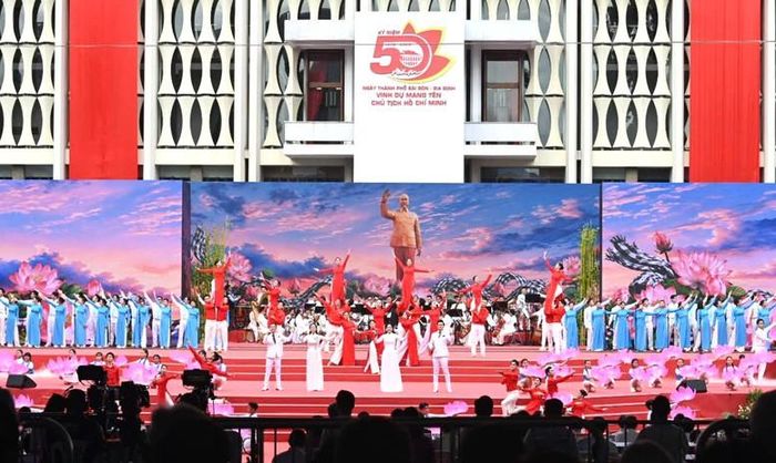 Chương trình nghệ thuật tại Lễ kỷ niệm 50 năm Ngày Thành phố Sài Gòn-Gia Định vinh dự mang tên Chủ tịch Hồ Chí Minh (2/7/1976-2/7/2026) với chủ đề "Thành phố Hồ Chí Minh - Sáng mãi tên Người" tổ chức sáng 2/7 - Ảnh: VGP/LA