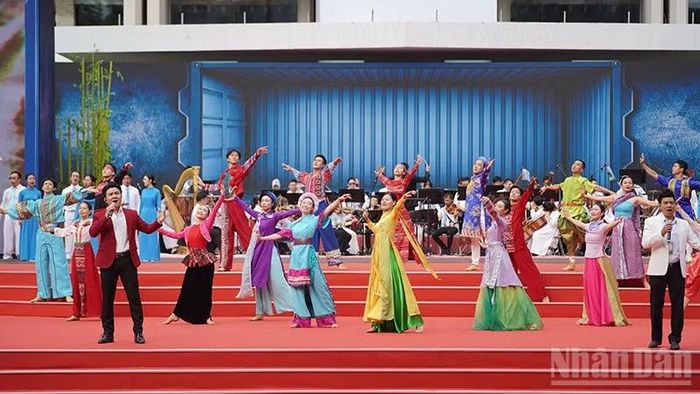 Chương trình nghệ thuật trong buổi tổng duyệt. (Ảnh: Thế Anh)