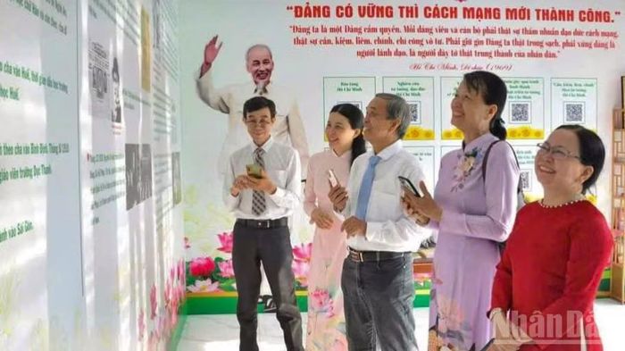 Quét mã QR tìm hiểu về cuộc đời, thân thế, sự nghiệp của Bác Hồ ở Không gian văn hóa Hồ Chí Minh xã Bình Chánh.