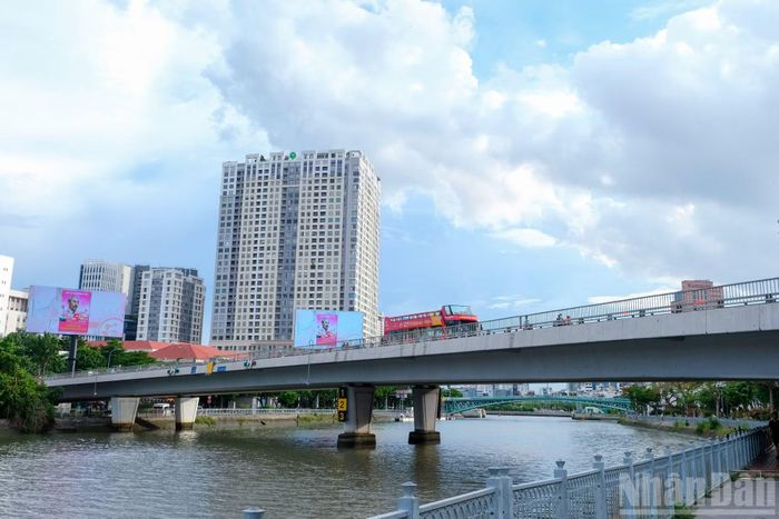 Pano, khẩu hiệu, khu vực “Năm điều Bác Hồ dạy”, góc đọc sách về Bác vào những ngày 50 năm Ngày thành phố Sài Gòn-Gia Định chính thức mang tên Chủ tịch Hồ Chí Minh.