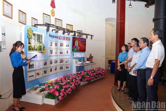 Tìm hiểu về cuộc đời, thân thế, sự nghiệp của Bác Hồ ở không gian văn hóa Hồ Chí Minh tại Tổng công ty Cấp nước Sài Gòn Sawaco.