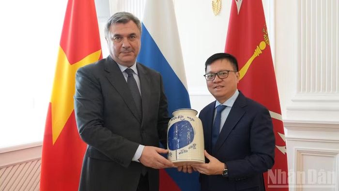 Tổng Biên tập Lê Quốc Minh gặp Phó Chủ tịch Ủy ban Đối ngoại Saint Petersburg Vyacheslav Kalganov. (Ảnh: THANH THỂ)