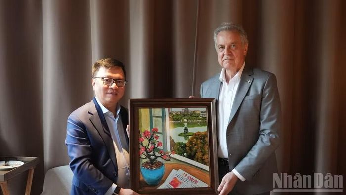 Tổng Biên tập Lê Quốc Minh và Chủ tịch Ủy ban Đối ngoại thành phố Saint Petersburg Evgeny Grigoriev. (Ảnh: THANH THỂ)