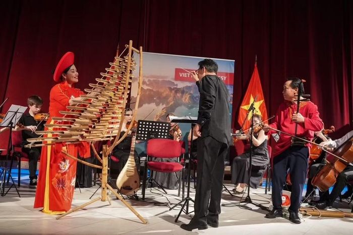 Các nghệ sĩ biểu diễn nhạc cụ dân tộc tại buổi hòa nhạc. (Ảnh: Đại sứ quán Việt Nam tại Bulgaria cung cấp)