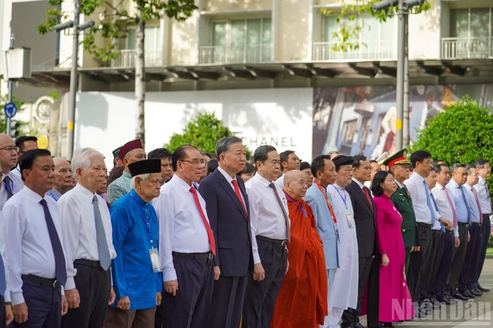 Tổng Bí thư, Chủ tịch nước Tô Lâm cùng đoàn đại biểu thành kính dâng những đóa hoa tươi thắm để tỏ lòng biết ơn sâu sắc công lao to lớn và đức hy sinh quên mình vì dân, vì nước của Chủ tịch Hồ Chí Minh.