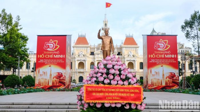 Tổng Bí thư, Chủ tịch nước Tô Lâm cùng đoàn đại biểu thành kính dâng hoa tưởng nhớ Chủ tịch Hồ Chí Minh, tại Công viên Tượng đài Chủ tịch Hồ Chí Minh.