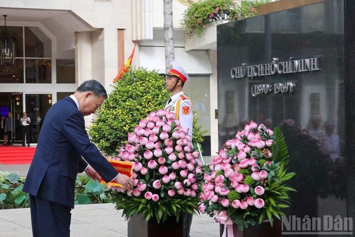 Trong không khí trang nghiêm, trước Tượng đài Chủ tịch Hồ Chí Minh, Tổng Bí thư, Chủ tịch nước Tô Lâm cùng đoàn đại biểu thành kính dâng những đóa hoa tươi thắm để tỏ lòng biết ơn sâu sắc công lao to lớn và đức hy sinh quên mình vì dân, vì nước của Chủ tịch Hồ Chí Minh.