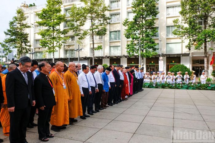 Tham gia đoàn có các đồng chí: nguyên Tổng Bí thư Nông Đức Mạnh; nguyên Ủy viên Bộ Chính trị, nguyên Chủ tịch nước Nguyễn Minh Triết; Chủ tịch Quốc hội Trần Thanh Mẫn; Thường trực Ban Bí thư Trần Cẩm Tú; các đồng chí Ủy viên Bộ Chính trị, nguyên Ủy viên Bộ Chính trị, Bí thư Trung ương Đảng, nguyên Bí thư Trung ương Đảng, Ủy viên Trung ương Đảng, nguyên Ủy viên Trung ương Đảng, lãnh đạo các ban, bộ, ngành, cơ quan Trung ương.