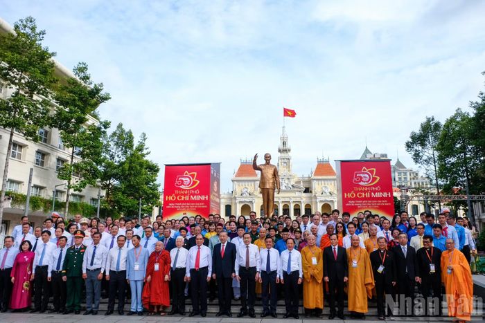 Tổng Bí thư, Chủ tịch nước Tô Lâm cùng đoàn đại biểu chụp ảnh chung sau Lễ dâng hoa Chủ tịch Hồ Chí Minh.