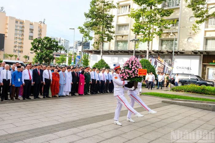 Chào mừng kỷ niệm 50 năm Ngày thành phố Sài Gòn-Gia Định vinh dự mang tên Chủ tịch Hồ Chí Minh (2/7/1976-2/7/2026), Đoàn đại biểu lãnh đạo Đảng, Nhà nước, Ủy ban Trung ương Mặt trận Tổ quốc Việt Nam, cùng lãnh đạo Thành phố Hồ Chí Minh do Tổng Bí thư, Chủ tịch nước Tô Lâm làm Trưởng đoàn, đã dâng hoa tưởng nhớ Chủ tịch Hồ Chí Minh, tại Công viên Tượng đài Chủ tịch Hồ Chí Minh, phường Sài Gòn, Thành phố Hồ Chí Minh.