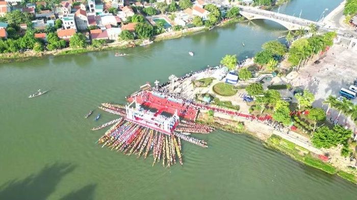 Các làng quê bên sông của xã Lệ Thủy sau sắp xếp cơ bản vẫn giữ nguyên vì mật độ quy mô dân số và diện tích đều bảo đảm quy định (Trong ảnh: Lễ hội đua thuyền truyền thống trên sông Kiến Giang)