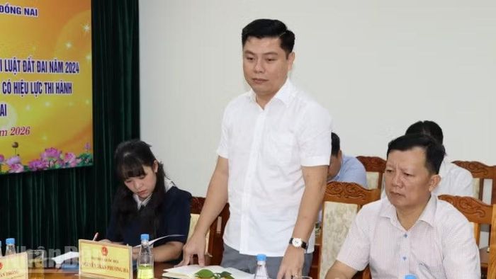 Giám đốc Trung tâm Phát triển quỹ đất thành phố Đồng Nai Nguyễn Cao Tài báo cáo tại buổi làm việc.