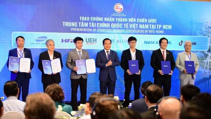 Lãnh đạo Thành phố Hồ Chí Minh trao chứng nhận thành viên chiến lược của Trung tâm Tài chính quốc tế tại Thành phố Hồ Chí Minh.