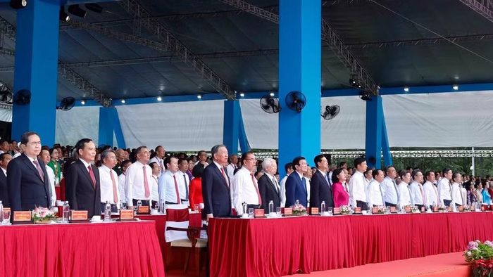 Tổng Bí thư, Chủ tịch nước Tô Lâm, các đồng chí lãnh đạo, nguyên lãnh đạo Đảng, Nhà nước thực hiện nghi thức chào cờ. (Ảnh: Thống Nhất/TTXVN)