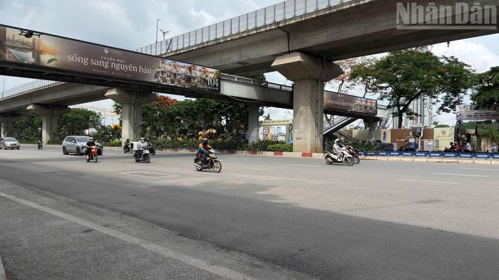 Sau khi các lô cốt được dỡ bỏ, mặt đường được thảm nhựa đồng bộ, nhiều phương tiện lưu thông thuận lợi hơn.