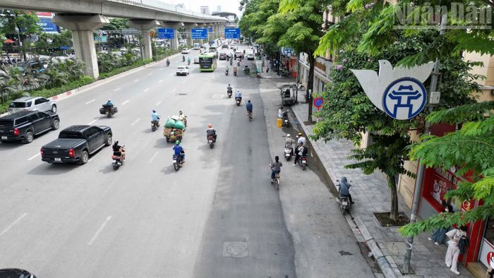Đến nay, toàn bộ hàng rào phục vụ thi công trên đường Nguyễn Trãi đã được tháo dỡ. Đoạn từ khu vực Royal City đến nút giao Nguyễn Trãi-Vũ Trọng Phụng, dài gần 800m, đã được hoàn thành thảm nhựa.