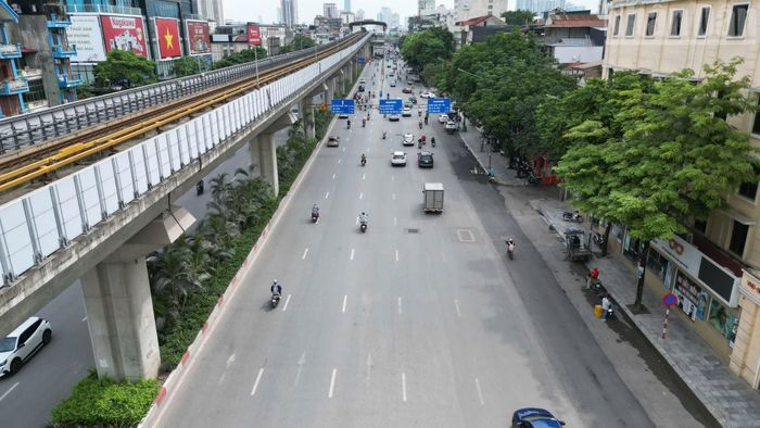 Trên tuyến đường Nguyễn Trãi (đoạn từ khu vực Royal City đến nút giao Nguyễn Tuân), các hàng rào tôn phục vụ thi công dự án cống thoát nước chống ngập đã cơ bản được tháo dỡ.