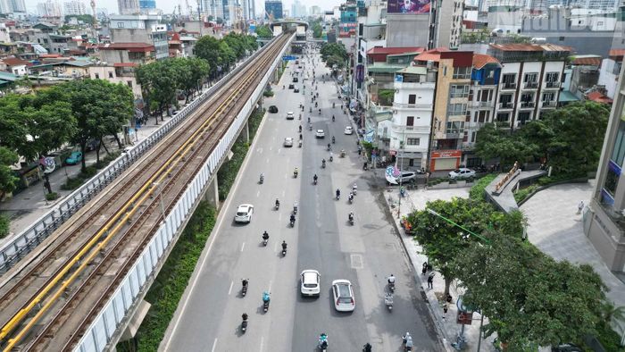 Đường Nguyễn Trãi khoác diện mạo mới sau khi trải thảm nhựa, không còn cảnh người dân nối đuôi nhau len lỏi khi phải lưu thông qua các đoạn đường đào xới, gồ ghề.