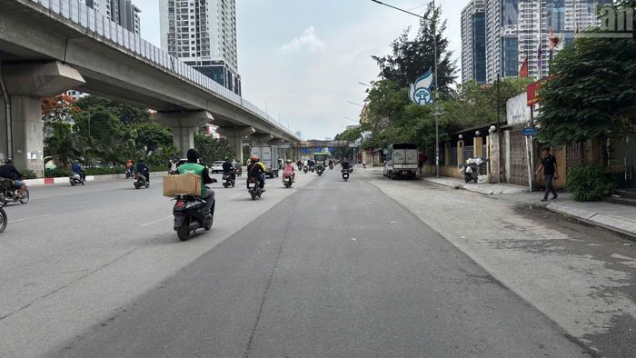 Chị Lê Thị H. (phường Thanh Xuân) thường xuyên di chuyển đi làm, đón con qua đoạn đường Nguyễn Trãi cho biết: "Sau khi các rào chắn được tháo dỡ, việc lưu thông trên đường Nguyễn Trãi thuận lợi hơn, thời gian di chuyển vào giờ cao điểm cũng được rút ngắn. Người dân mong dự án sớm hoàn thành toàn bộ để tuyến đường ổn định, bảo đảm mỹ quan và an toàn giao thông".