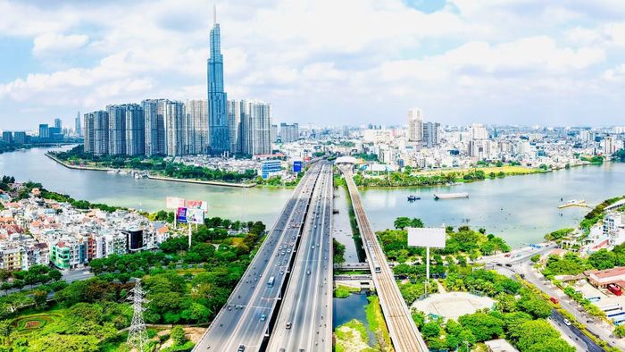Thành phố với diện mạo đô thị ngày càng hiện đại. (Ảnh: THẾ ANH)