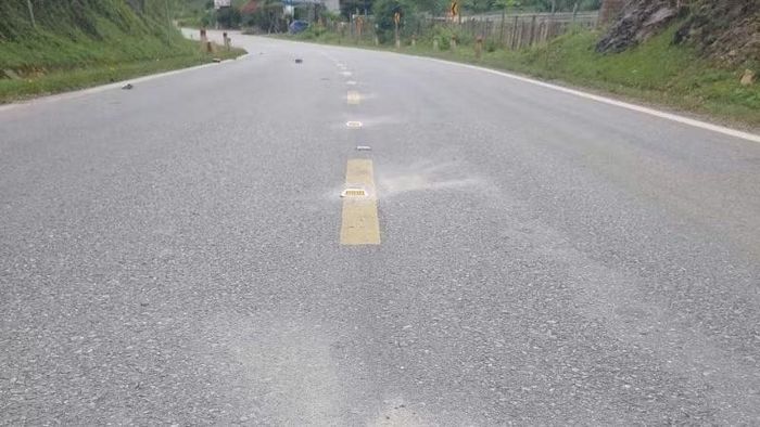Phản quang năng lượng lắp đặt tại tim đường Quốc lộ 6.