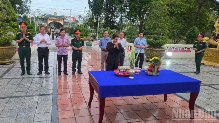 Các đồng chí lãnh đạo thành phố thành kính dâng hương trước Tượng đài Tổ quốc ghi công để tưởng nhớ, tri ân công lao to lớn của các Anh hùng liệt sĩ.