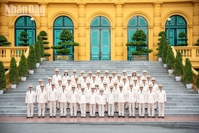 Đoàn đại biểu Cục An ninh chính trị nội bộ, Bộ Công an chụp ảnh lưu niệm tại Phủ Chủ tịch.