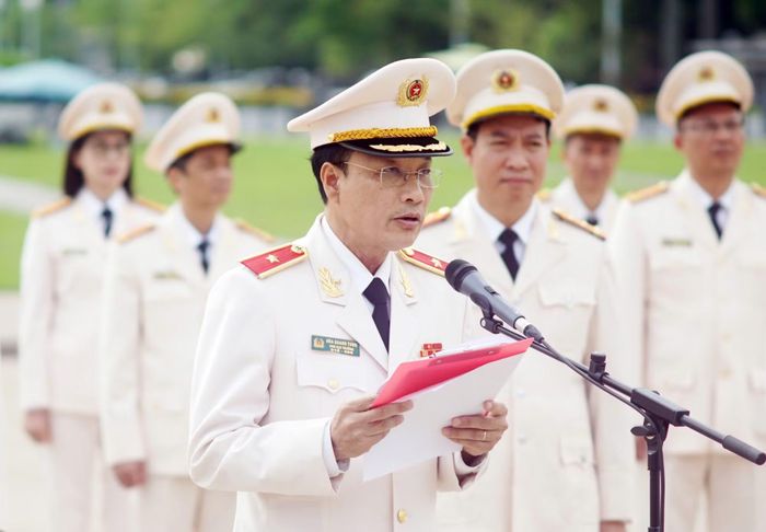 Thiếu tướng Hòa Quang Tưng, Phó Bí thư Đảng ủy, Phó Cục trưởng Cục An ninh chính trị nội bộ thay mặt đoàn lên báo công dâng Bác.