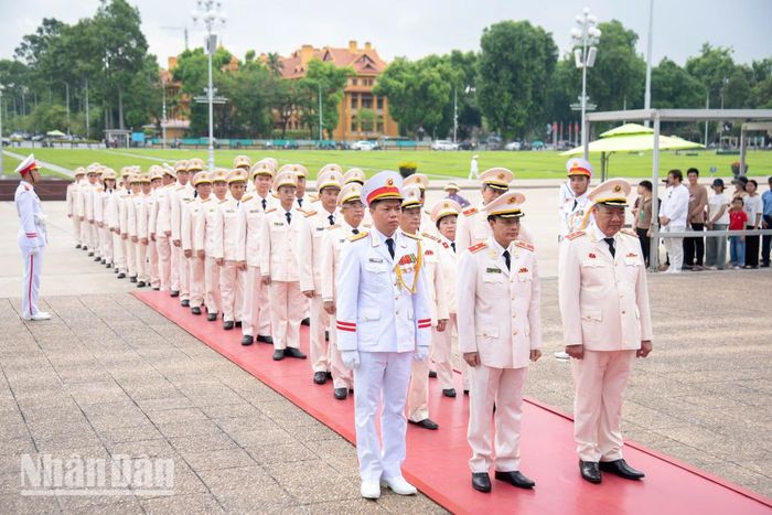 Cán bộ, chiến sĩ Cục An ninh chính trị nội bộ xúc động tưởng nhớ và bày tỏ lòng thành kính sâu sắc, lòng biết ơn vô hạn tới Chủ tịch Hồ Chí Minh vĩ đại.
