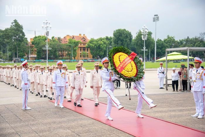 Đoàn đại biểu Cục An ninh chính trị nội bộ dâng vòng hoa vào lăng viếng Bác. Vòng hoa của đoàn mang dòng chữ "Đời đời nhớ ơn Chủ tịch Hồ Chí Minh vĩ đại".