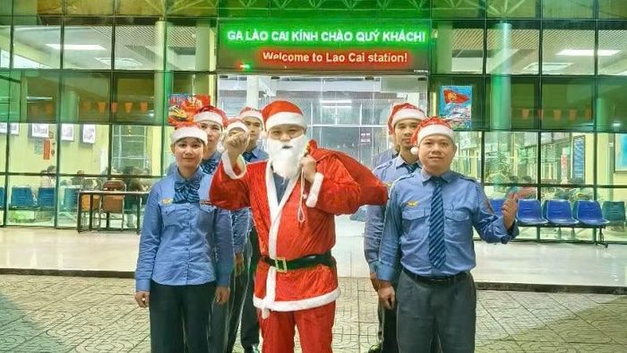 Anh Nguyễn Mạnh Hùng vào vai ông già Noel trên tàu vào dịp Giáng sinh.