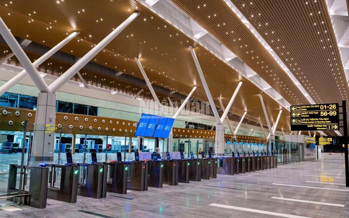 Thành phố Hồ Chí Minh cũng đã đưa nhà ga T3 vào hoạt động ở sân bay Tân Sơn Nhất. Nhà ga T3 có năng lực phục vụ khách nội địa lớn nhất nước với 20 triệu hành khách, nâng tổng công suất khai thác ở sân bay Tân Sơn Nhất lên 50 triệu khách/năm.