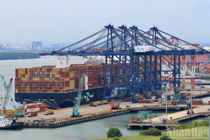  Trong suốt quá trình hình thành và phát triển, Thành phố Hồ Chí Minh luôn giữ vai trò đầu tàu kinh tế của cả nước. Để duy trì vị thế này, hạ tầng logistics và cảng biển đã được chú trọng đầu tư. 