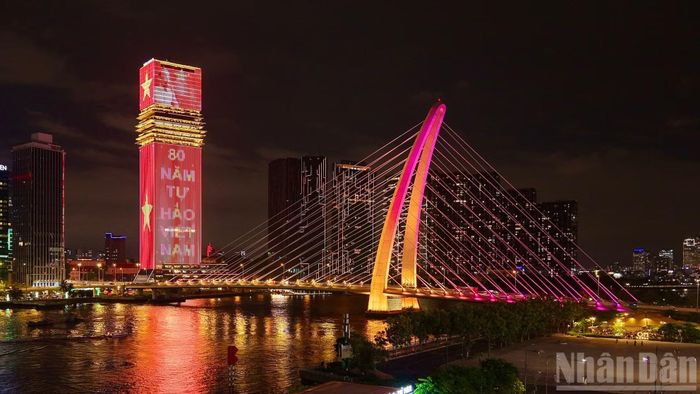 Việc nối liền hai bờ sông đã tạo ra không gian phát triển mới cho Thủ Thiêm khi dự án Quảng trường trung tâm và Trung tâm hành chính vừa khởi công dịp 29/4.