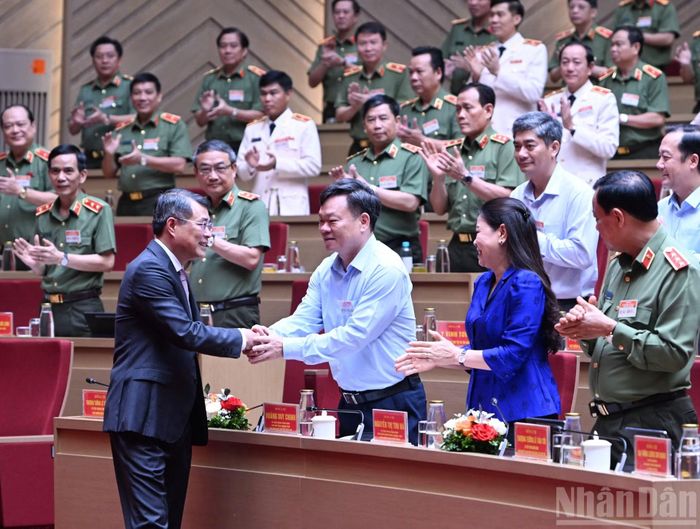 Thủ tướng Lê Minh Hưng và các đại biểu tham dự Hội nghị sơ kết công tác Công an 6 tháng đầu năm 2026 và sơ kết 1 năm tổ chức Công an địa phương 2 cấp.